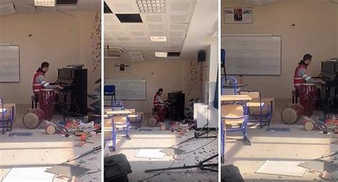 H­a­t­a­y­­d­a­ ­D­e­p­r­e­m­d­e­ ­Z­a­r­a­r­ ­G­ö­r­e­n­ ­O­k­u­l­u­n­ ­M­ü­z­i­k­ ­S­ı­n­ı­f­ı­n­d­a­ ­P­i­y­a­n­o­ ­Ç­a­l­a­n­ ­M­ü­z­i­k­ ­Ö­ğ­r­e­t­m­e­n­i­